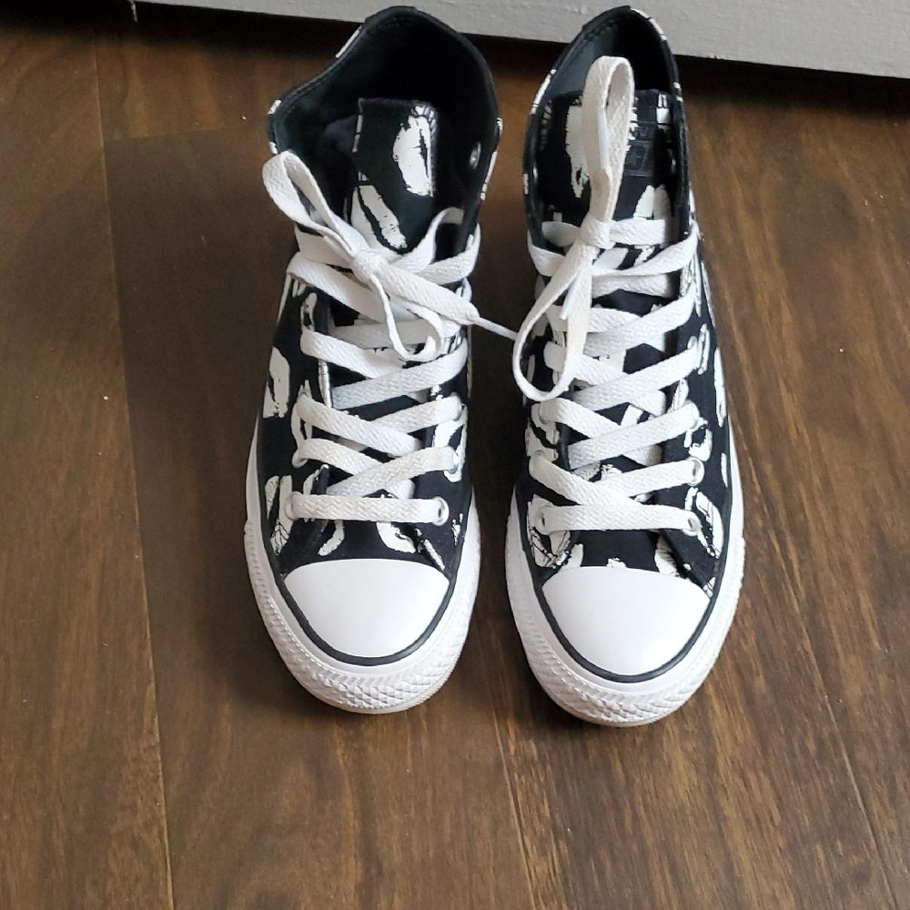 Converse Black and White Lip Print Sneakers - Picture 5 of 8